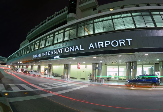 Granadas de juguete en equipaje alerta al Aeropuerto de Miami