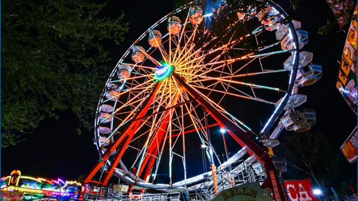 Joven queda atrapado en una atracción de un parque en Florida