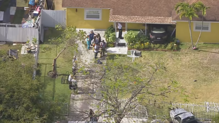 Mujer de 61 años estrella su auto contra una casa en Miami-Dade