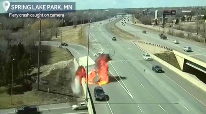 Camión arde en llamas en autopista de Minnesota
