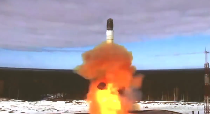 Rusia lanza misil intercontinental Sarmat
