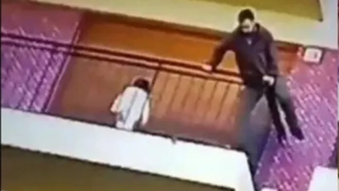 rescata a bebé de un balcón en Argentina