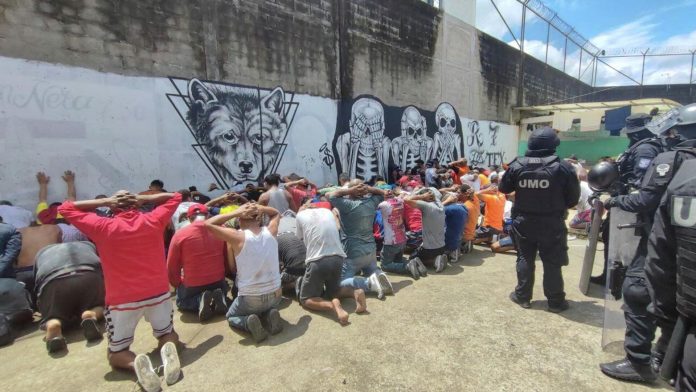 Motín en cárcel de Ecuador dejó 43 muertos y 13 heridos entre bandas - Miami news 24