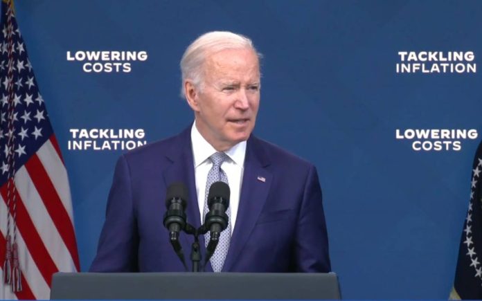 Biden anuncia su plan para bajar los precios de alimentos y combustible