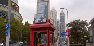 Mujer es obligada a vivir dentro de una cabina telefónica en Shanghái