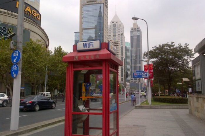 Mujer es obligada a vivir dentro de una cabina telefónica en Shanghái