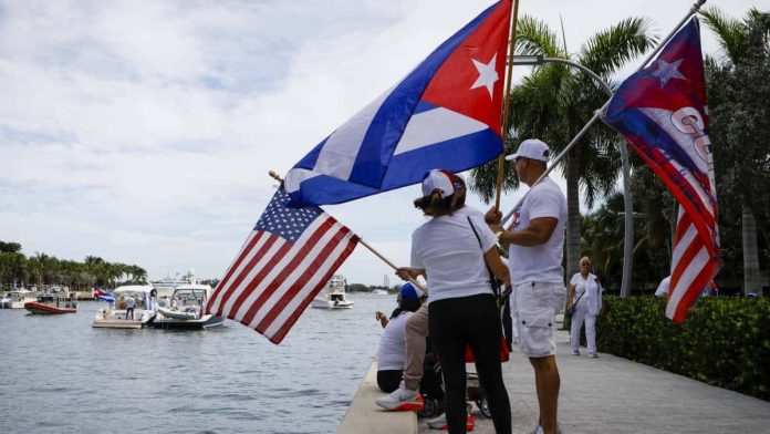 Estados Unidos restablece vuelos y remesas a Cuba