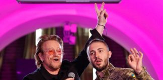 Bono, de U2, da un concierto sorpresa en el metro de Kiev