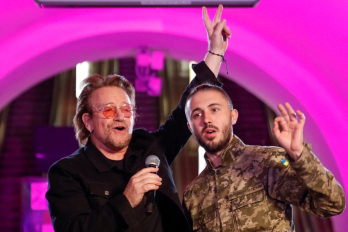 Bono, de U2, da un concierto sorpresa en el metro de Kiev