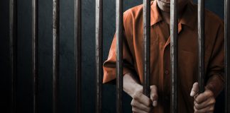 Guardia penitenciaria escapó con recluso