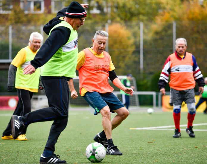 La ciudad de Miami Beach lanza programa de futbol para adultos mayores