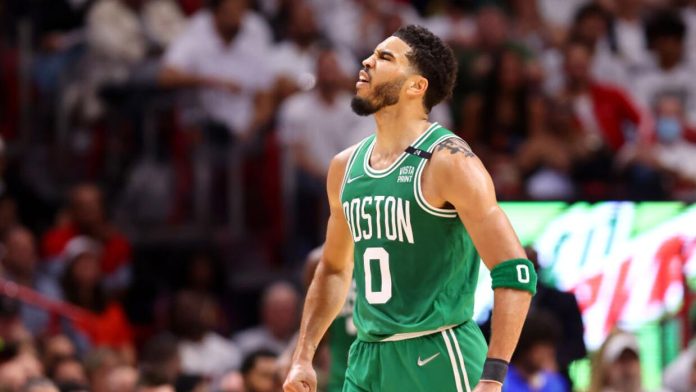 Boston Celtics castigan a Miami Heat con autoridad y empatan la serie