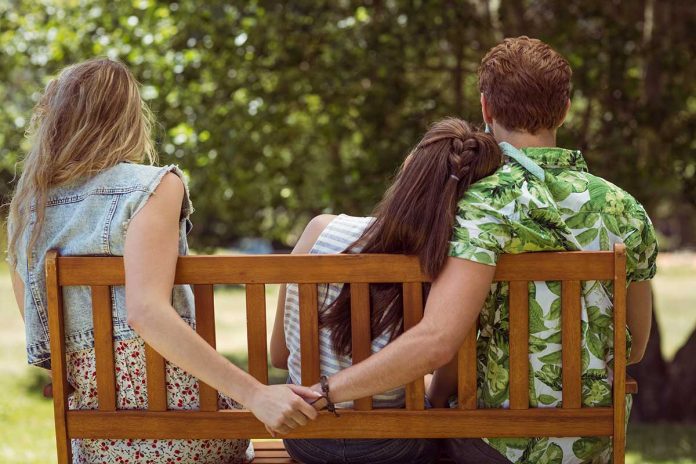 Una pareja recibe a una refugiada ucraniana y él se escapa con ella