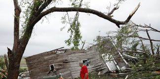 Devastador tornado en Kansas deja tres jóvenes muertos y muchos daños - miaminews24