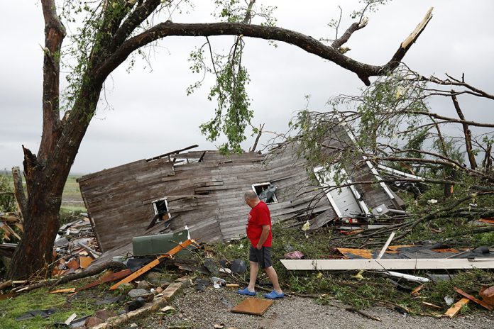 Devastador tornado en Kansas deja tres jóvenes muertos y muchos daños - miaminews24