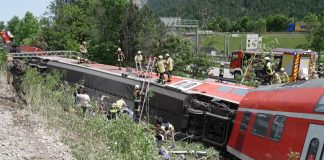 Cuatro muertos y 30 heridos tras descarrilar un tren en Alemania