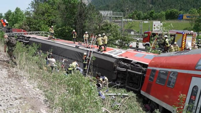 Cuatro muertos y 30 heridos tras descarrilar un tren en Alemania