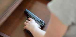 Niño de 8 años mata a un bebé mientras jugaba con un arma de fuego-MiamiNews24