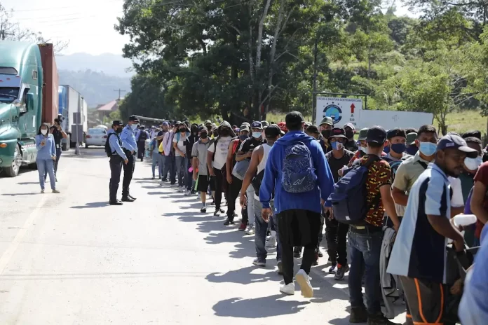 Caravana de migrantes avanza por el sur de México y se aproxima a EEUU-MiamiNews24