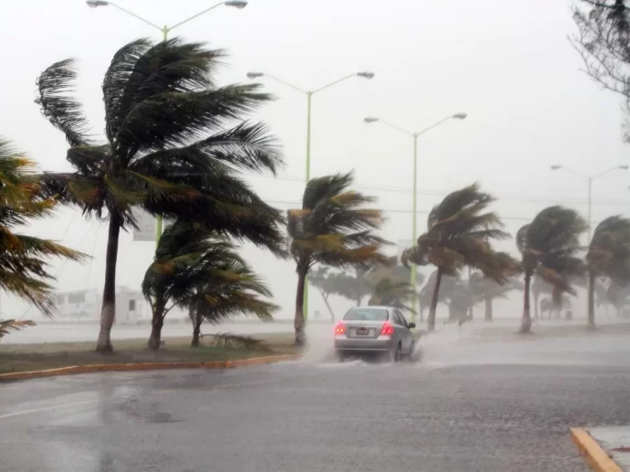 Potencial ciclón tropical azota al sur de Florida