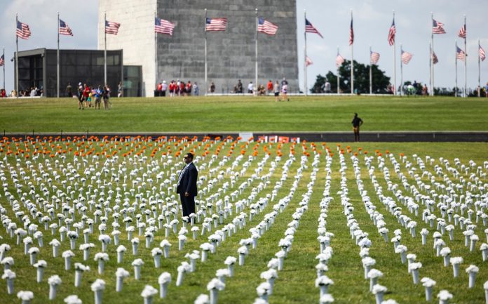 Siembran flores por las víctimas de armas de fuego en Estados Unidos