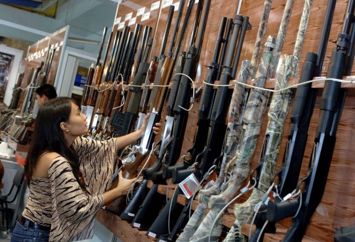 Senadores firman acuerdo para frenar la violencia con armas de fuego