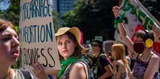 manifestantes proaborto downtown miami