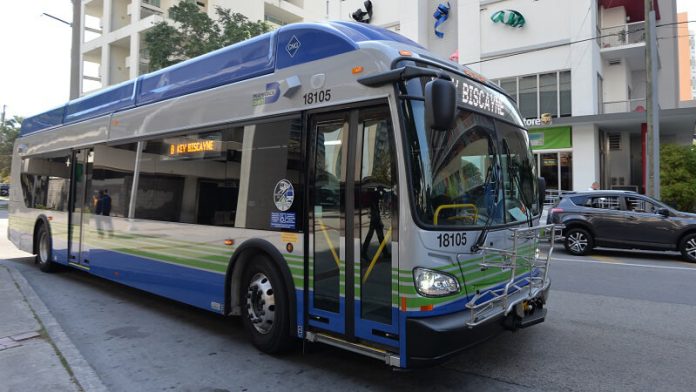 Hombre roba a pasajero en autobús de Miami-Dade y le arranca la cadena-MiamiNews24