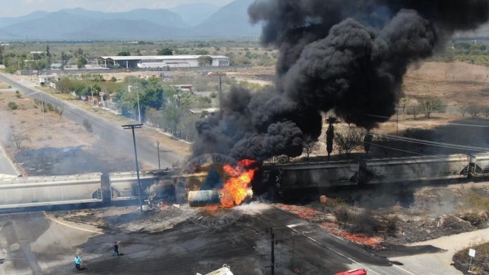 Choque entre una pipa con combustible y un tren genera fuerte explosión - miaminews24