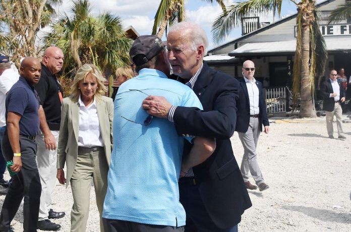 Biden recorres calles de Florida tras el huracán Ian - miaminews24