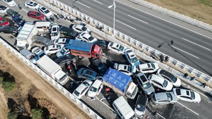 Choque masivo deja más de 200 carros atrapados en China - miaminews24