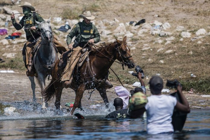 agentes inmigrantes atrapar coyotes