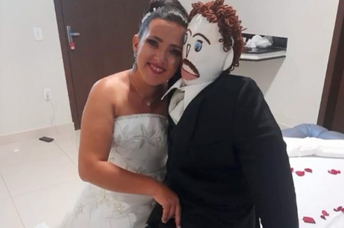 mujer brasileña casarse muñeco-miaminews24