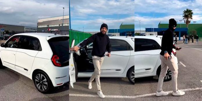 Piqué manejando Twingo