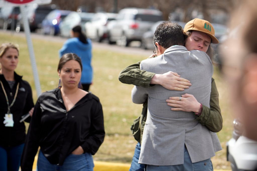 Una de las victimas del tiroteo escolar en Denver se encuentra en condición crítica. 