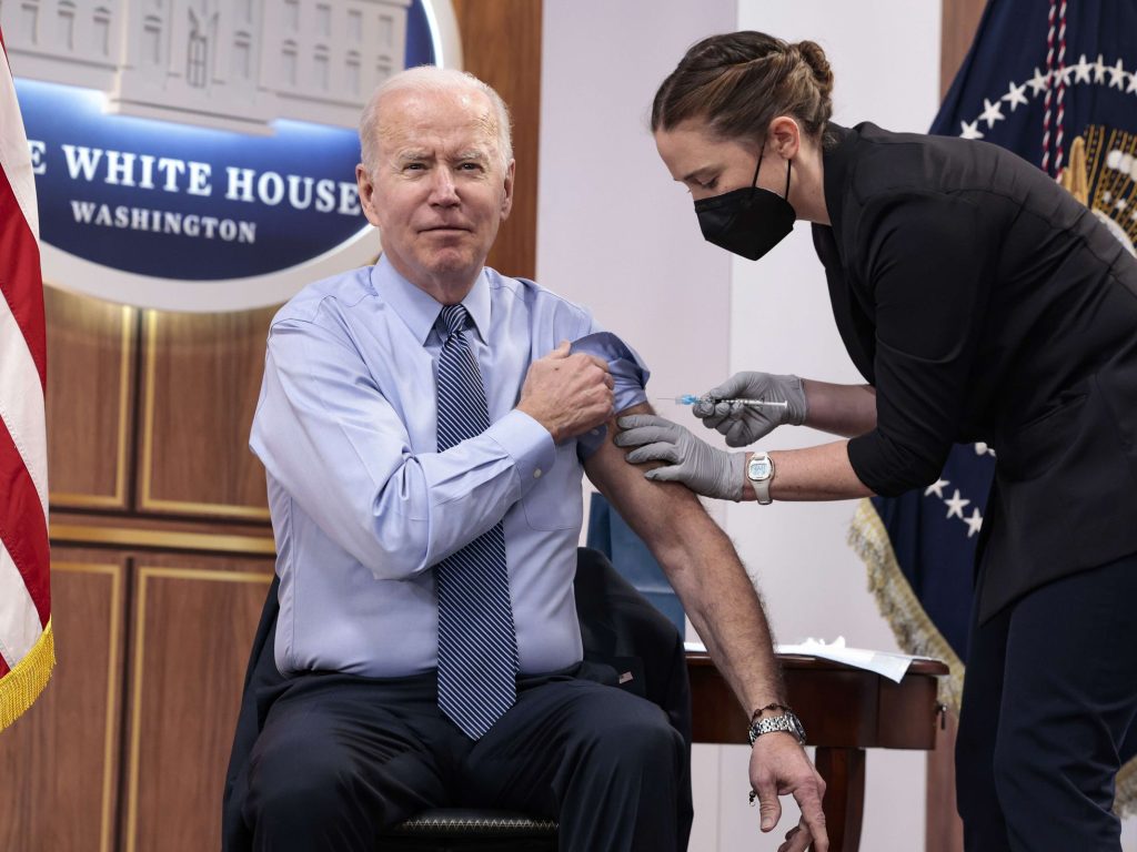 En el 2021, Biden emitió una orden ejecutiva que exigía la vacunación contra el COVID-19 para todos los empleados federales. 