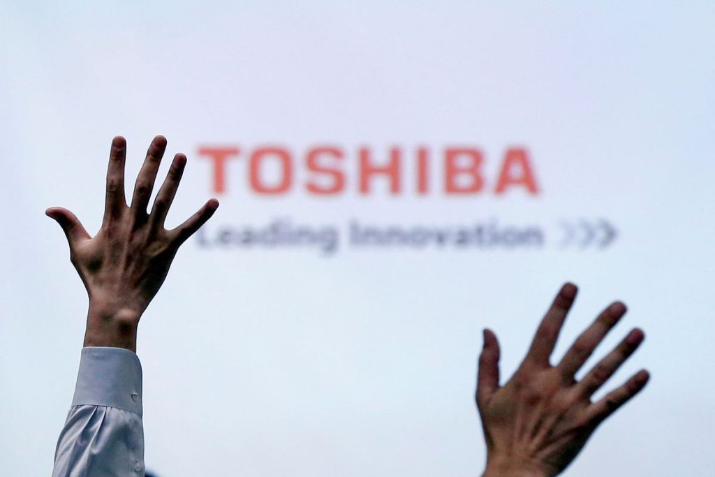 Toshiba sufrió un escándalo de manipulación de cuentas revelado en el 2015; para sobrevivir tuvo que vender dirversos activos.