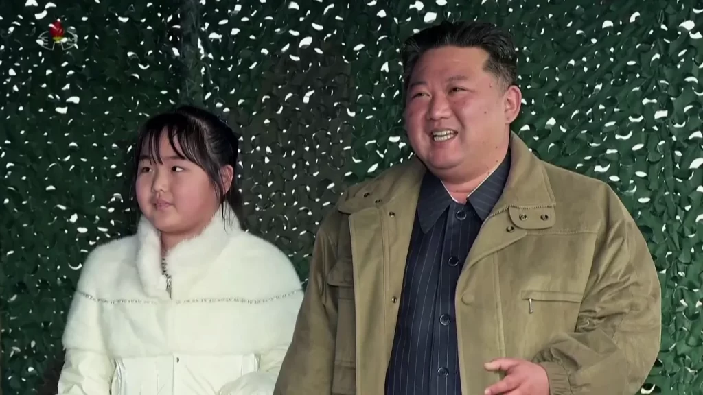 Kim Jong Un presenta a su hija, Kim Ju Ae en un lanzamiento de misiles