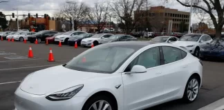 Un hombre desbloquea un Tesla con su celular - miaminews24