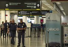 Crisis aérea continúa: cientos de vuelos cancelados este 12 de noviembre trabajador aeropuerto Miami celulares-miaminews24