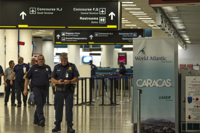 trabajador aeropuerto Miami celulares-miaminews24