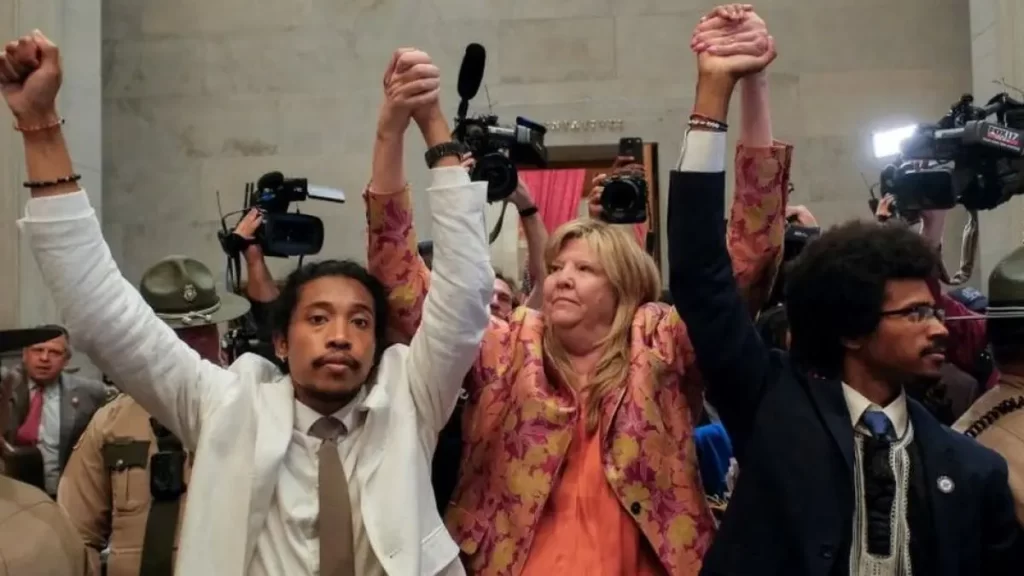 Foto: La República | Justin Jones, Gloria Johnson y Justin Pearson, hicieron parte de una masiva movilización al capitolio estatal para pedir el control en la venta de armas.