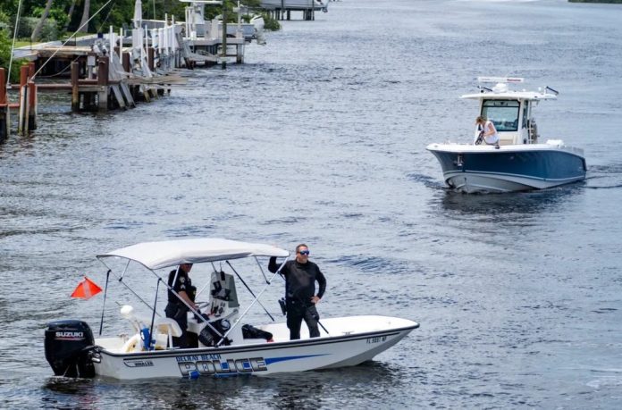 La policía de Delray Beach dijo que tres maletas con restos humanos fueron encontrados flotando en el agua en Florida.