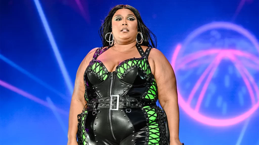 Lizzo es demanda por acoso sexual por exbailarines 