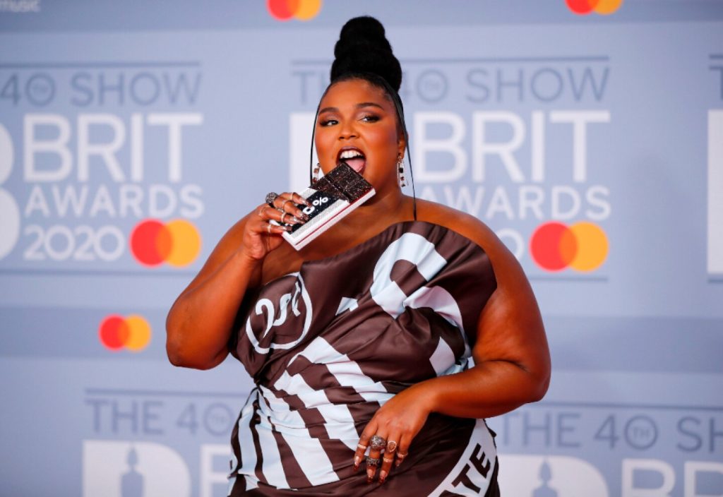 demandan a la cantante Lizzo por distintos tipos de acoso 