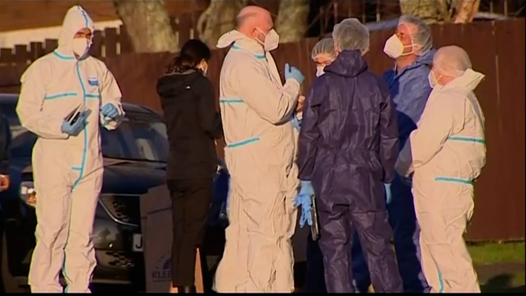 Cuerpos de seguridad investigaron la escena del crimen luego de que un hombre asesinó a su  esposa y dejó sus  restos en una maleta