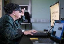 Un microchip que devuelve la vista: el implante ocular que permite leer a personas ciegas