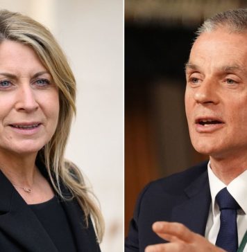 Renuncian dos altos cargos de la BBC tras polémica por documental sobre Trump