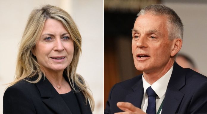 Renuncian dos altos cargos de la BBC tras polémica por documental sobre Trump