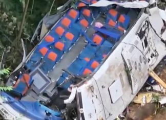 Mueren dieciséis estudiantes y el conductor al caer un autobús a un abismo en Colombia